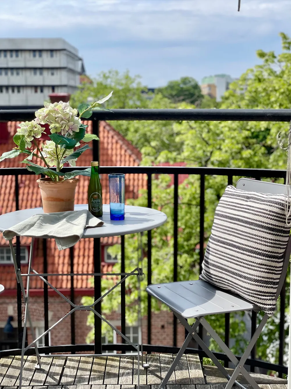 Biała mansardowa kwatera z arkowym oknem i rojalem - Gallery image 26