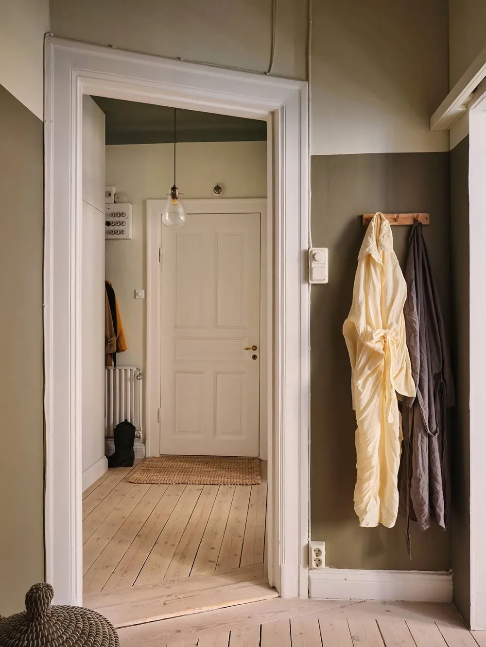 Красивые оттенки коричневого, желтого и зеленого в дизайне шведской квартиры (32 кв. м) - Gallery image 12