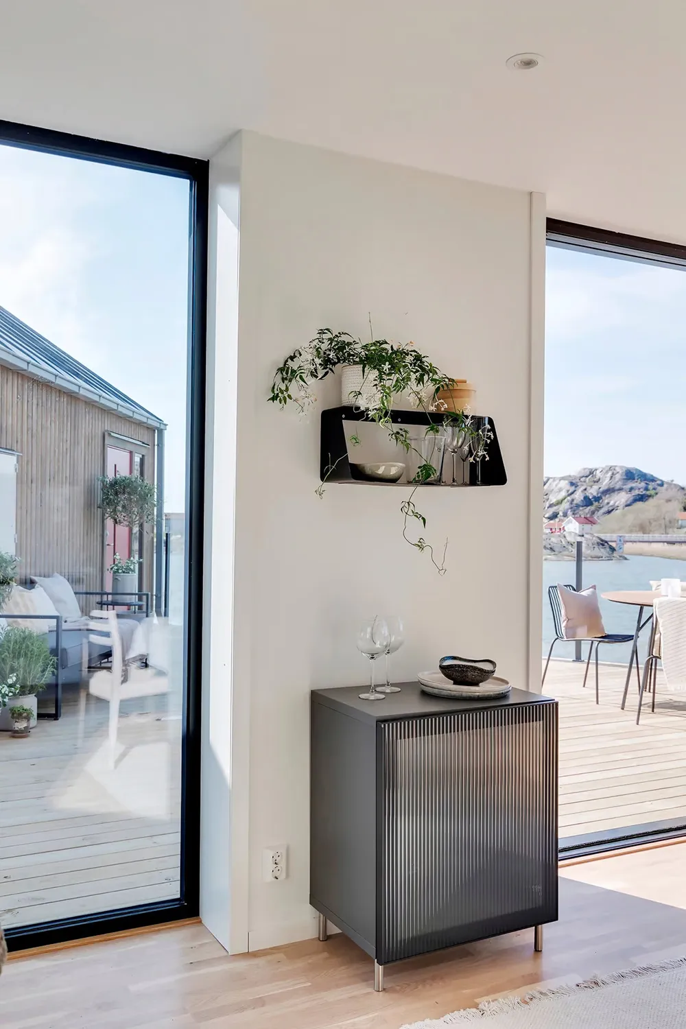 Modern Scandinavian Cottage by the Water - 11