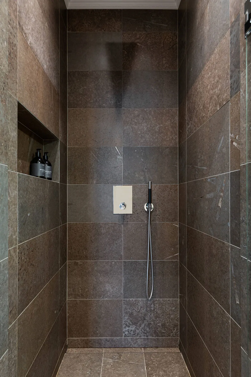 Piękny skandynawski mieszkanie z czarną kuchnią i zieloną sypialnią - Gallery image 20