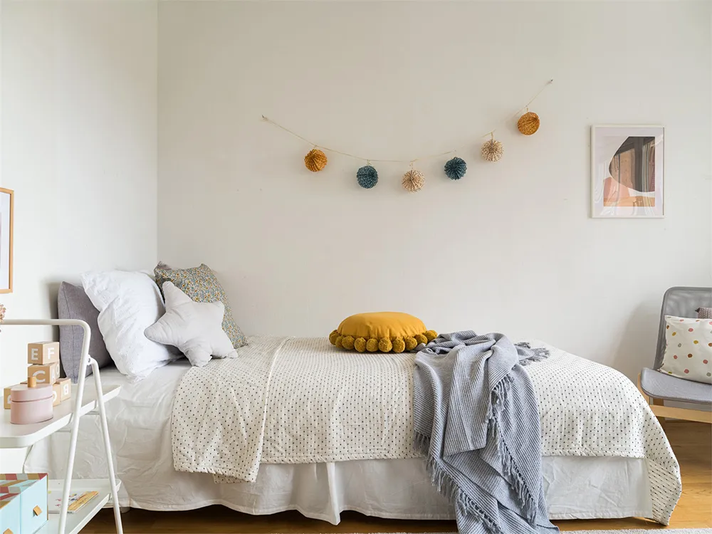 Biała mansardowa kwatera z arkowym oknem i rojalem - Gallery image 21