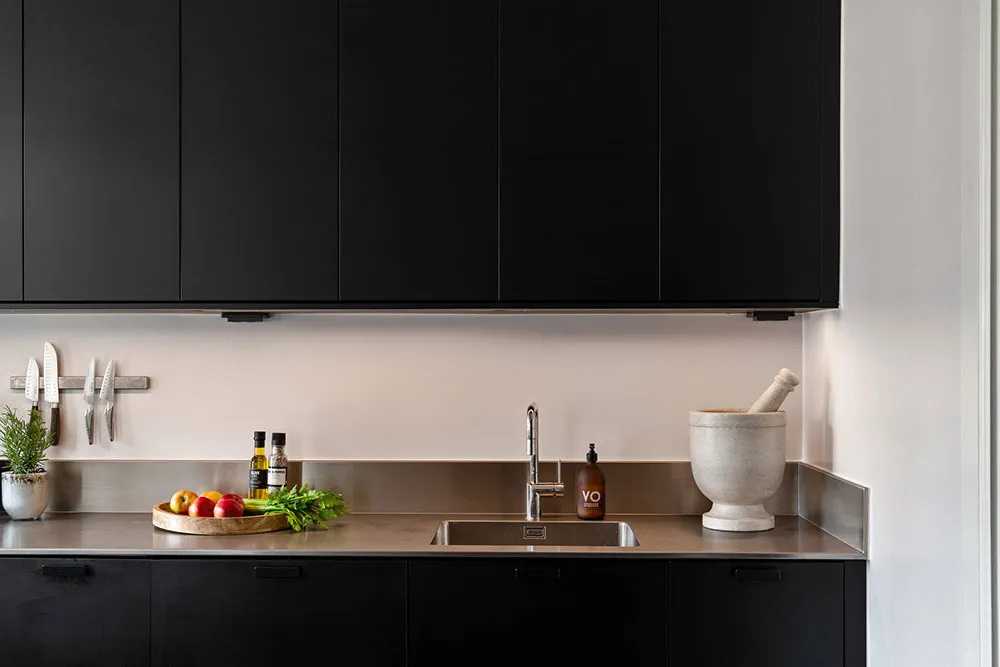 Piękny skandynawski mieszkanie z czarną kuchnią i zieloną sypialnią - Gallery image 7