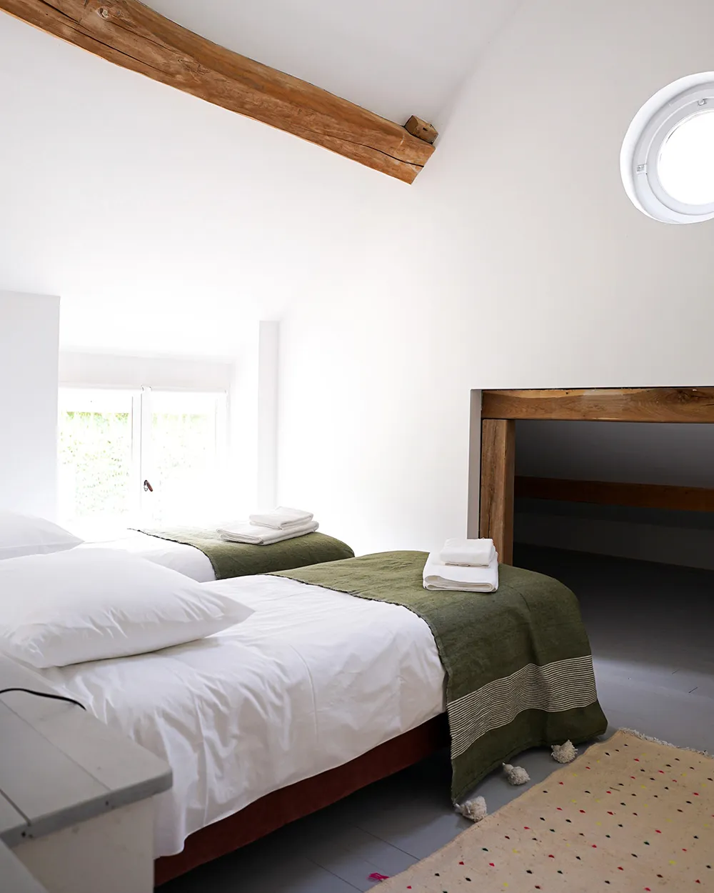 Charmant cottage historique en France avec des intérieurs modernes et lumineux - Gallery image 13