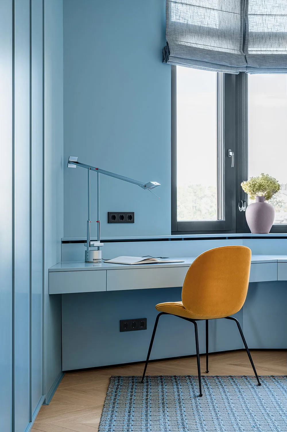 Minimalismus mit bunter Möbel: Wohnung in Kiew - Gallery image 23