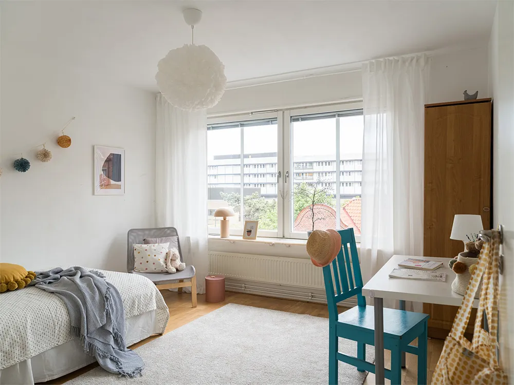 Biała mansardowa kwatera z arkowym oknem i rojalem - Gallery image 19