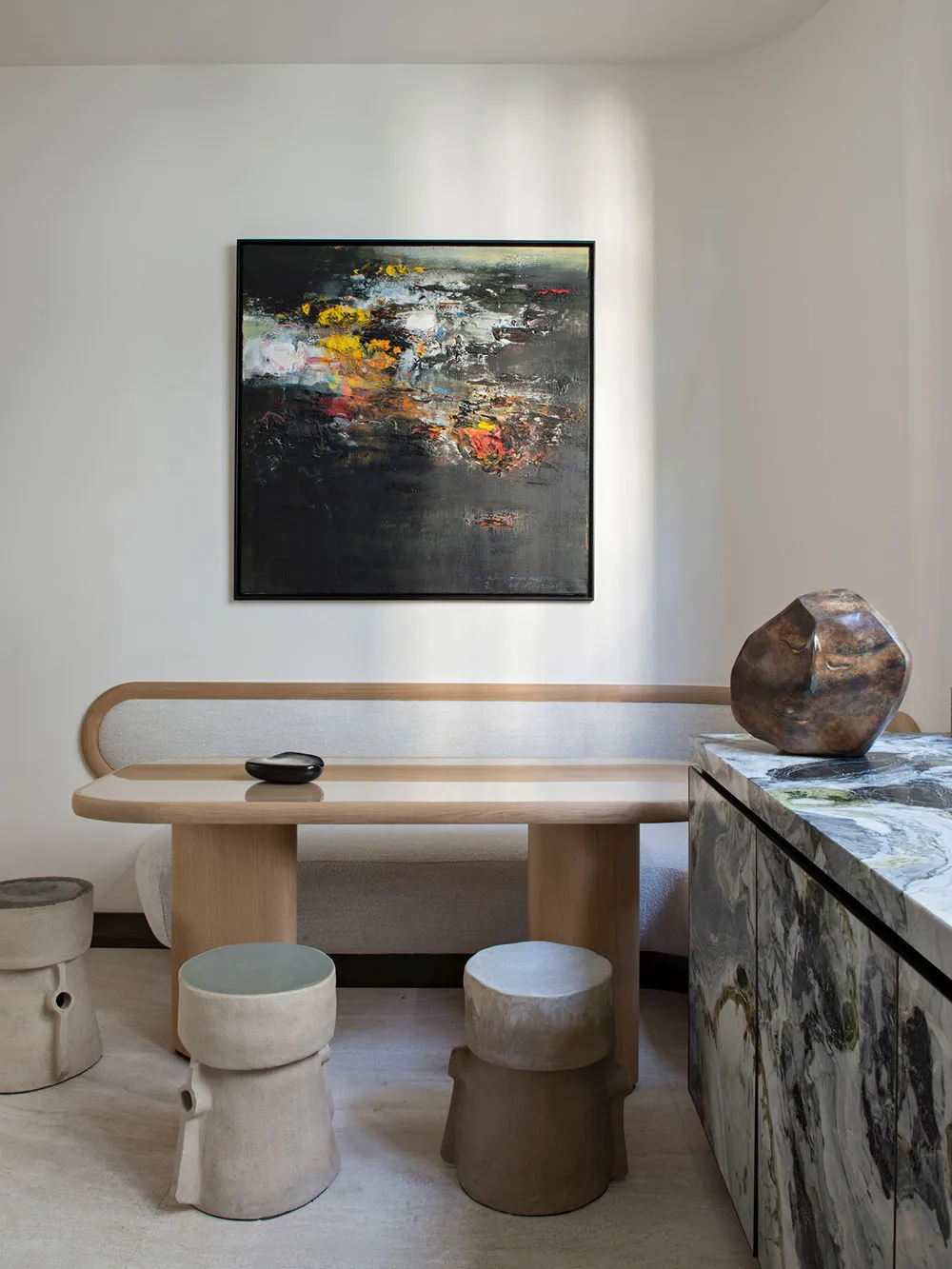 Mueble extravagante y objetos de arte en el apartamento de un diseñador en París - Gallery image 3