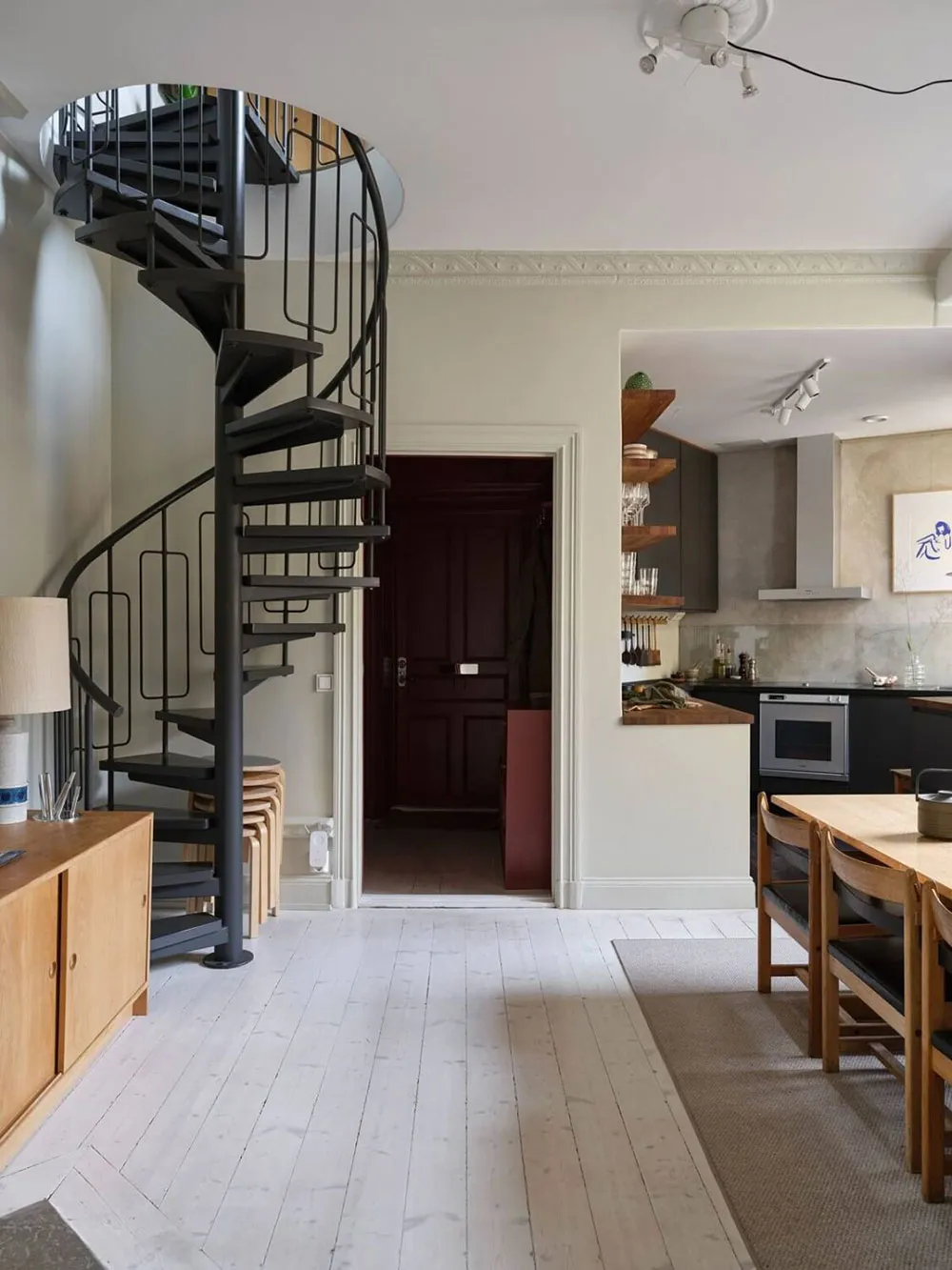 Habitaciones de forma irregular y dormitorio de ático: apartamento inusual en Estocolmo - Gallery image 10