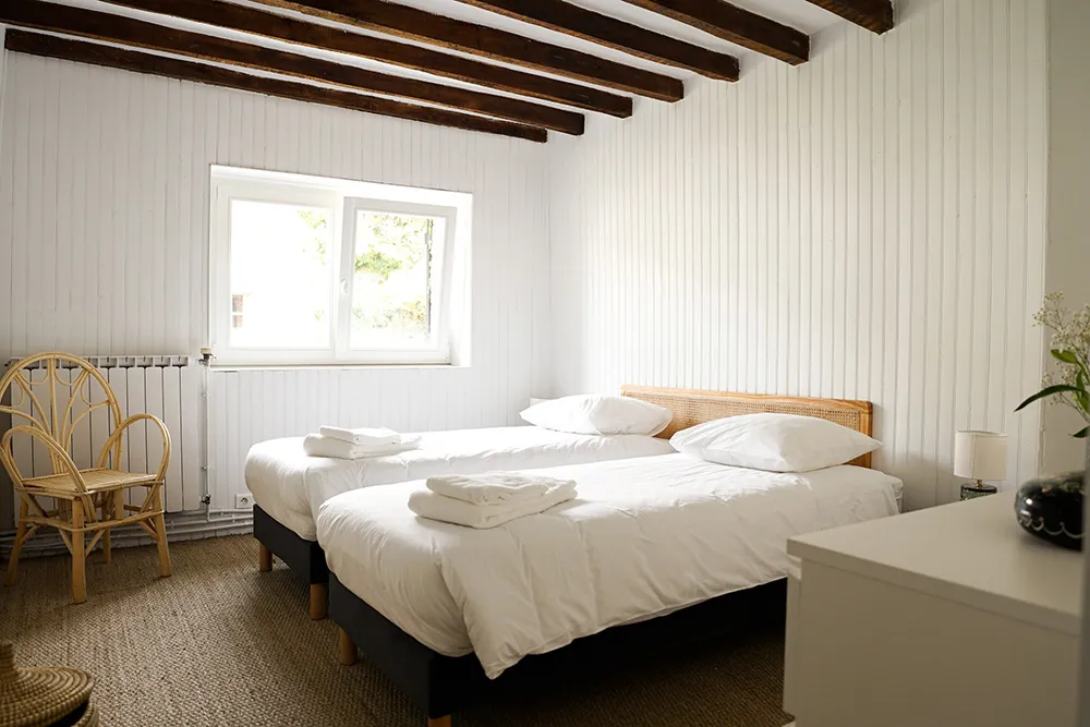 Charmant cottage historique en France avec des intérieurs modernes et lumineux - Gallery image 8