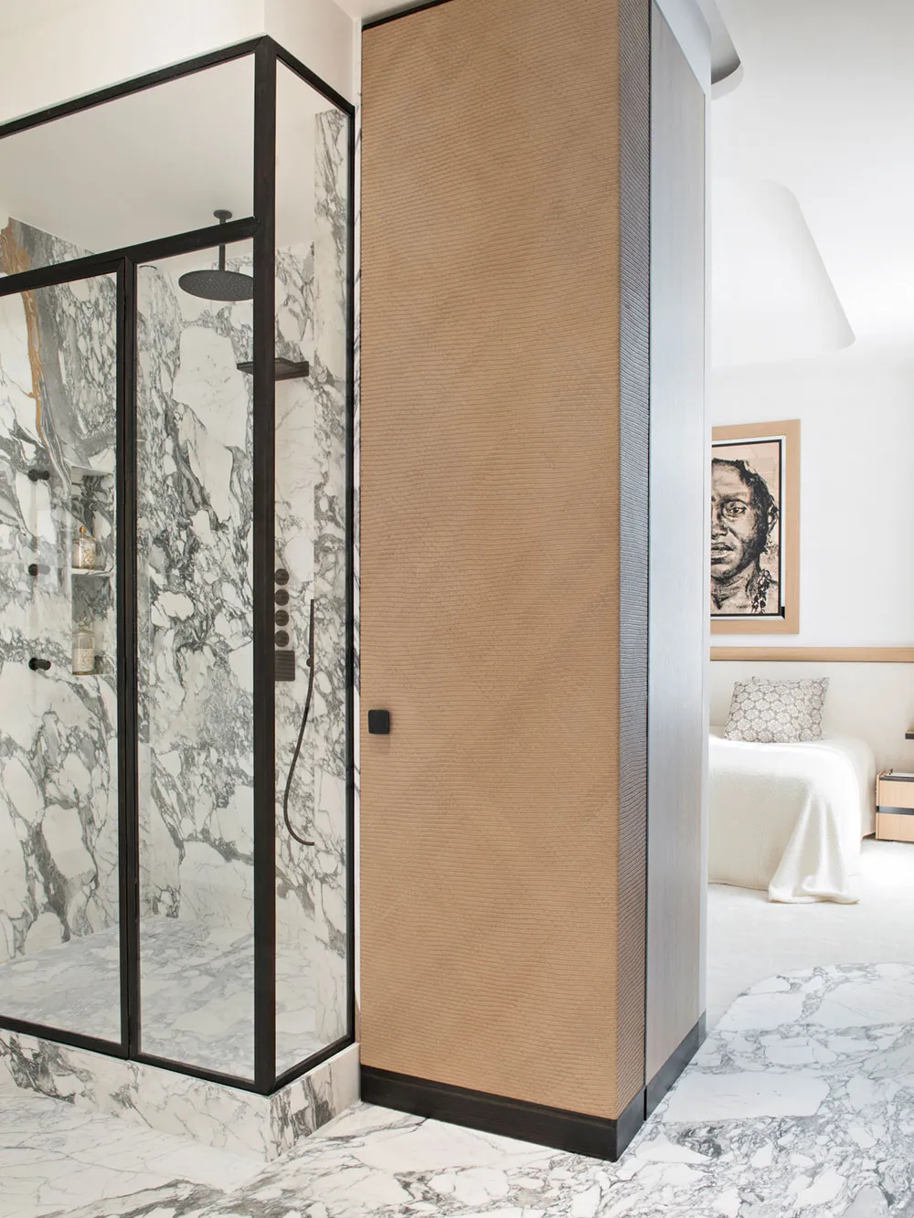 Mueble extravagante y objetos de arte en el apartamento de un diseñador en París - Gallery image 9