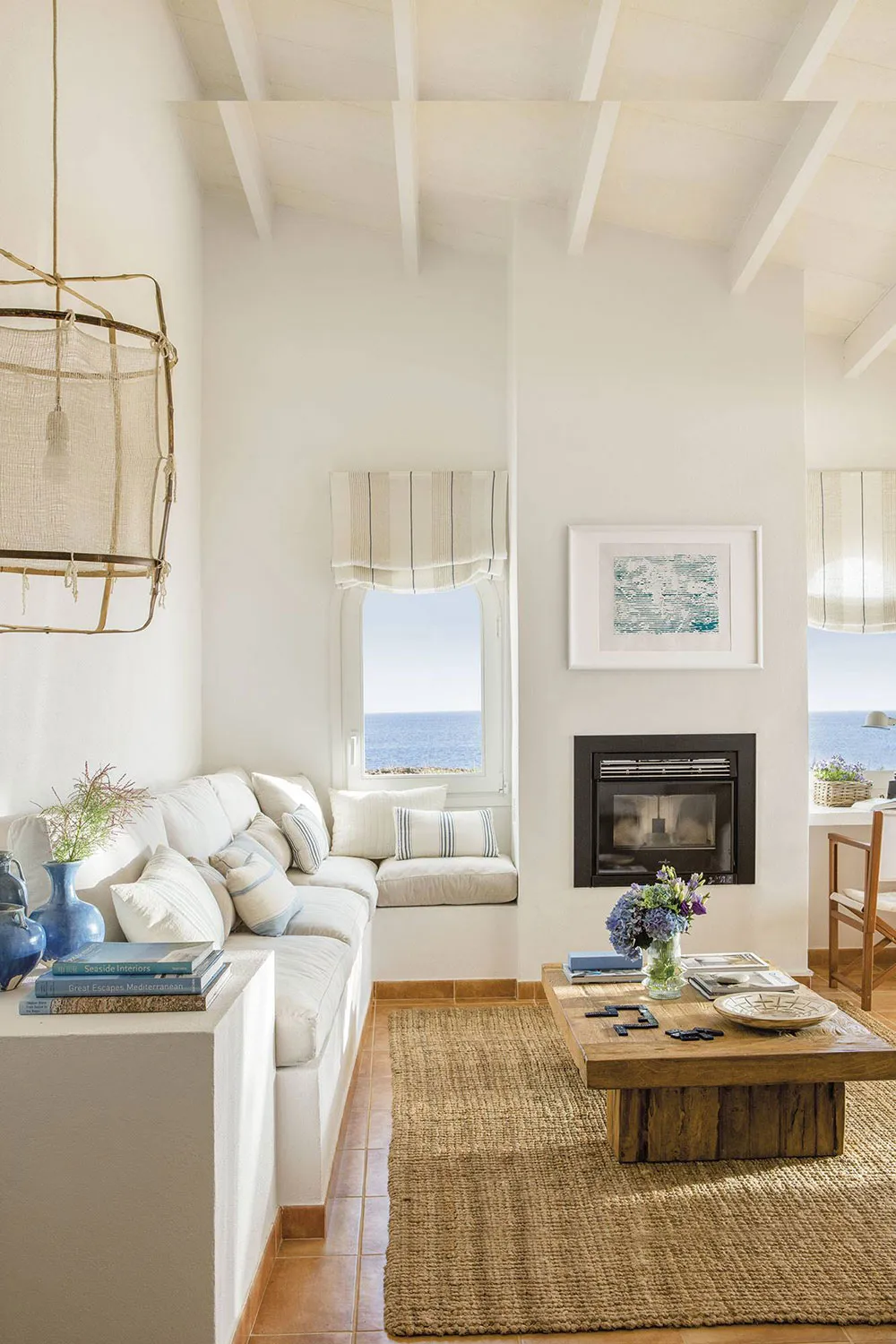 Interior blanco aireado de una casa pequeña frente al mar en España - Gallery image 3