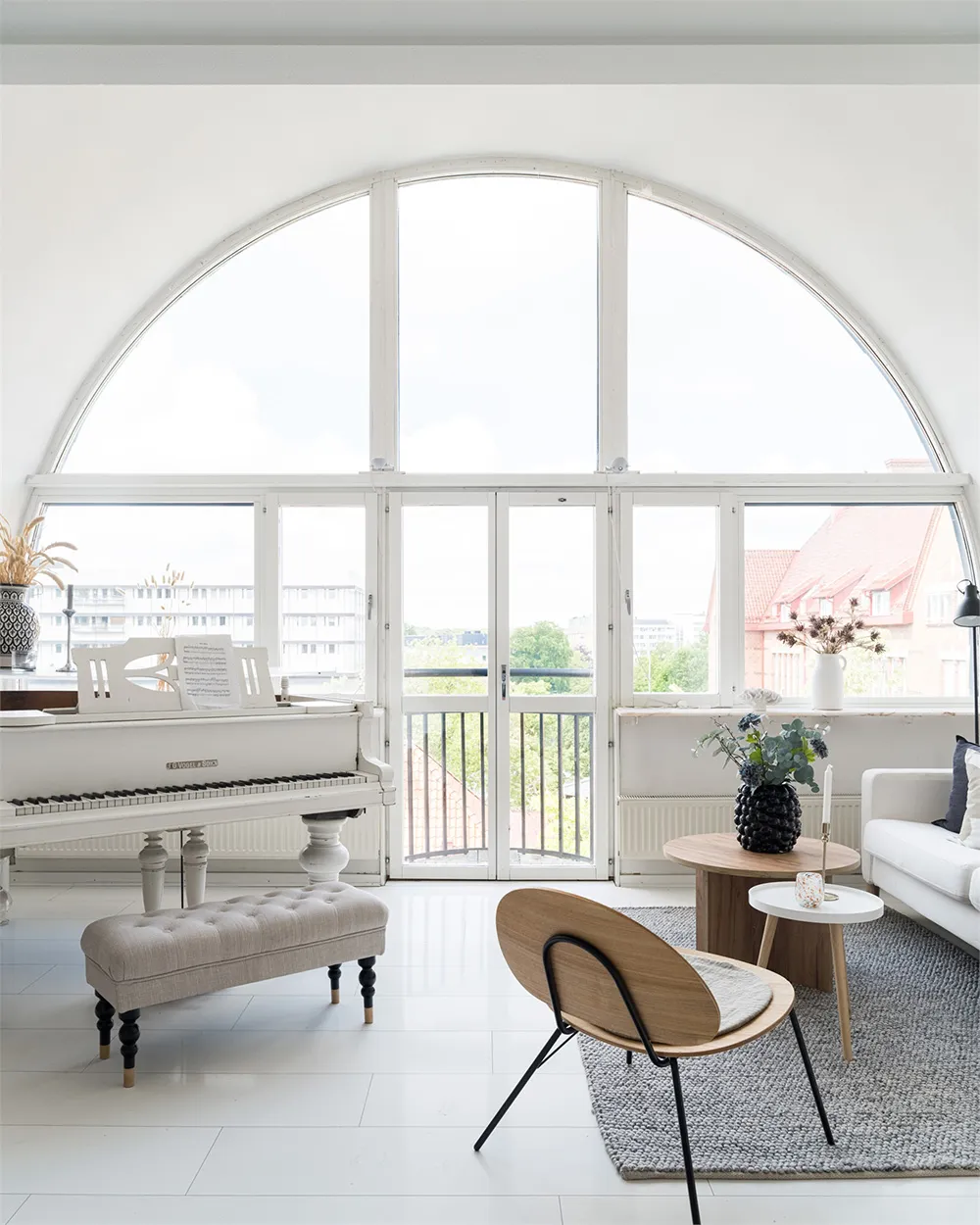 Biała mansardowa kwatera z arkowym oknem i rojalem - Gallery image 6