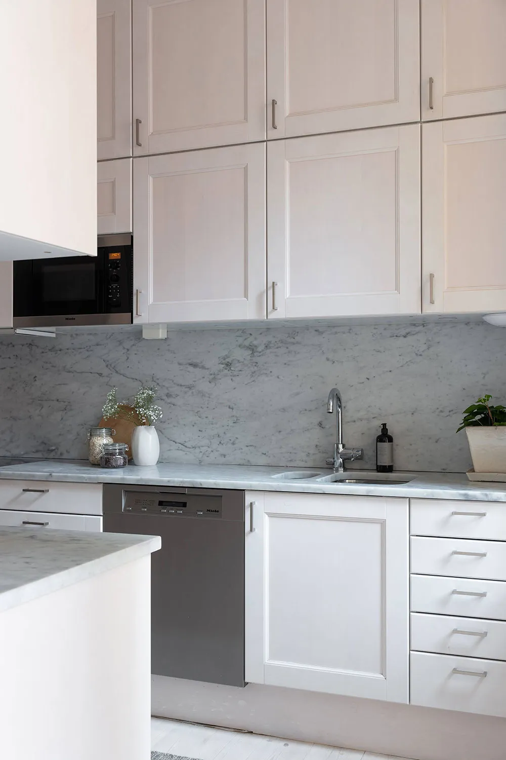 Biały i elegancki интерьер w Stokholmie - Gallery image 19