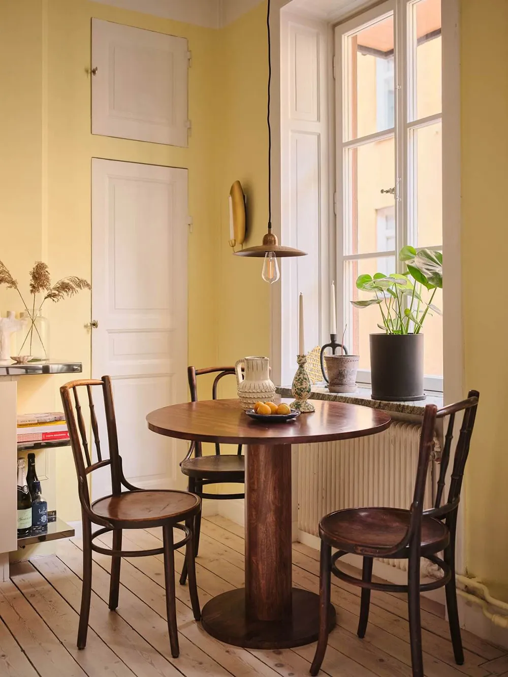 Красивые оттенки коричневого, желтого и зеленого в дизайне шведской квартиры (32 кв. м) - Gallery image 5