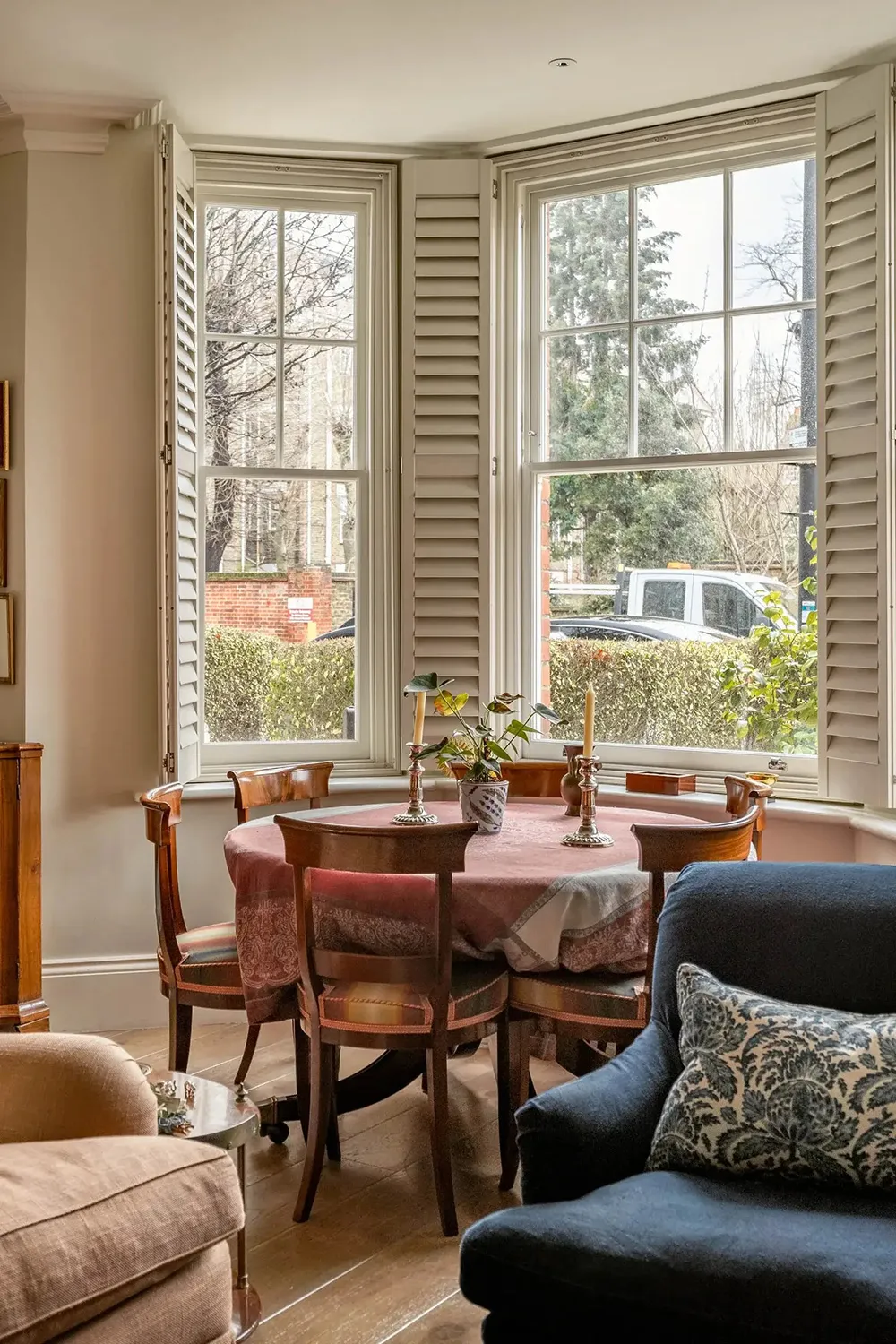 Interior inglés acogedor con pinturas en el centro de Londres - Gallery image 1