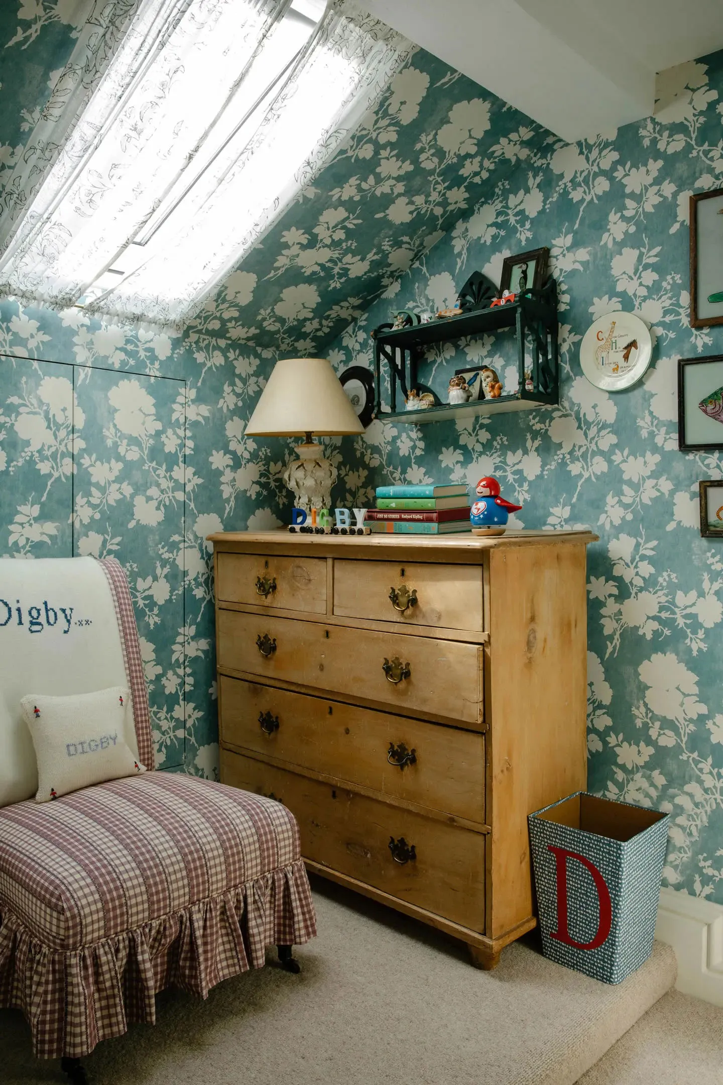 Vibrant English Classic for a Designer's Large Family Home in London - Gallery image 17