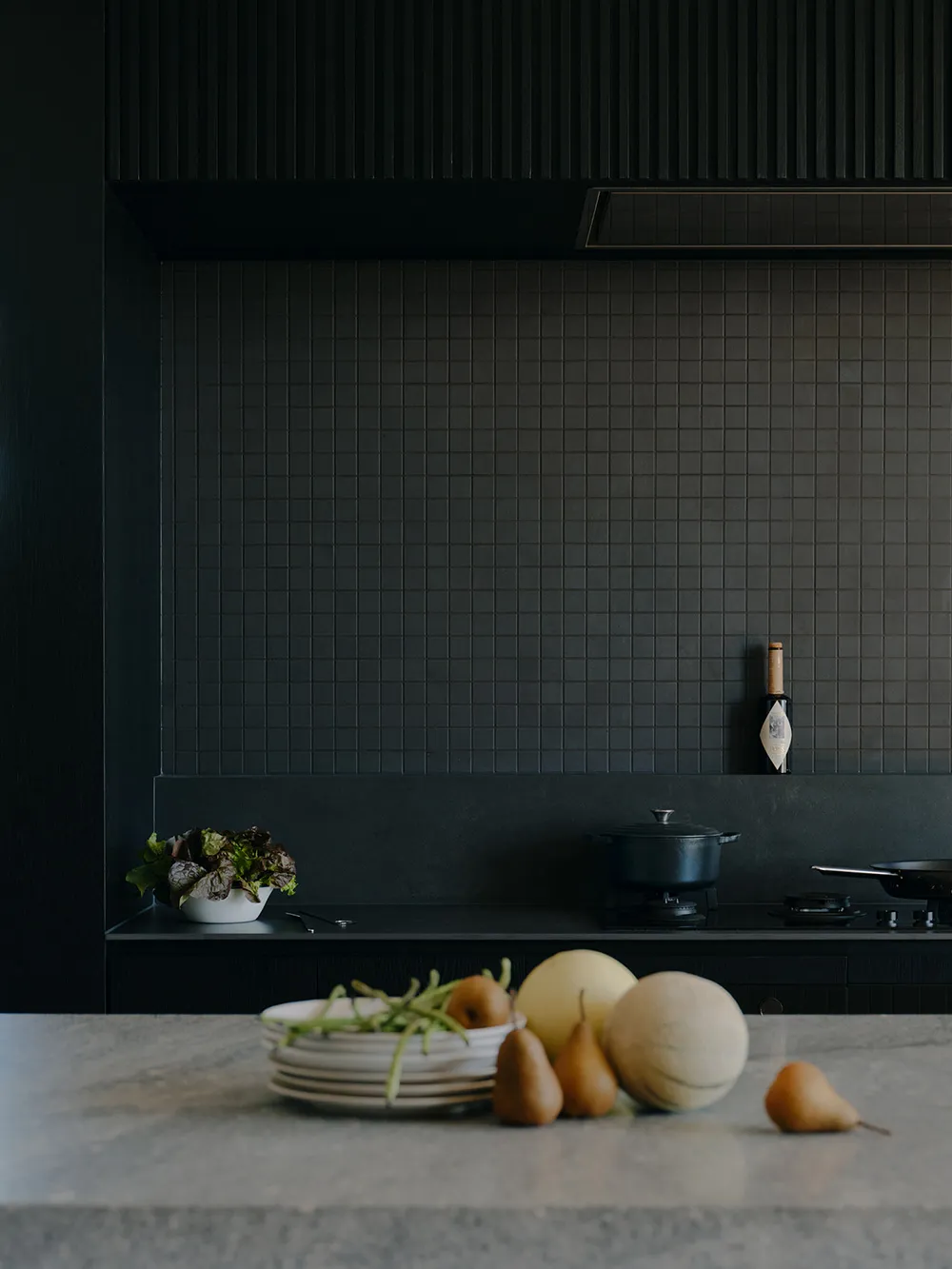 Черная кухня как стильный акцент в современном интерьере в Мельбурне - Gallery image 3