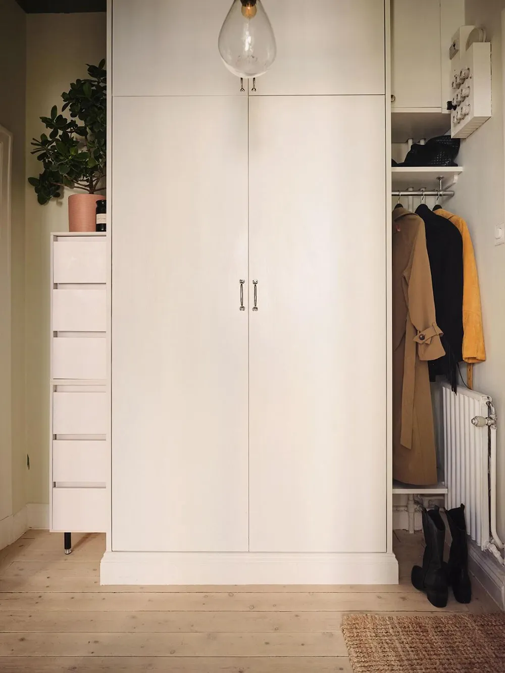 Красивые оттенки коричневого, желтого и зеленого в дизайне шведской квартиры (32 кв. м) - Gallery image 13