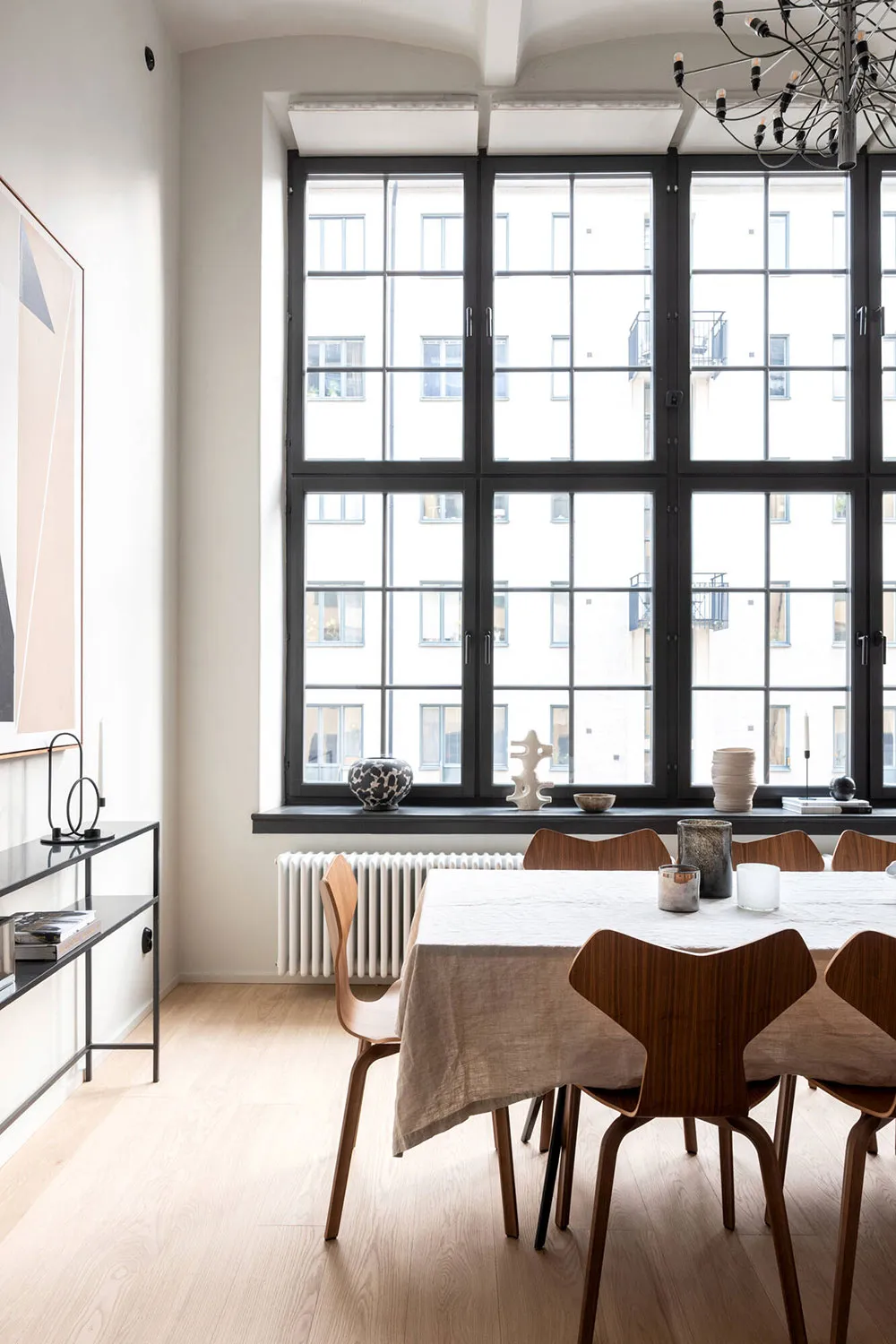 Компактний лофт із верхньою залізницею у будівлі колишньої фабрики в Стокгольмі (61 кв. м) - Gallery image 1