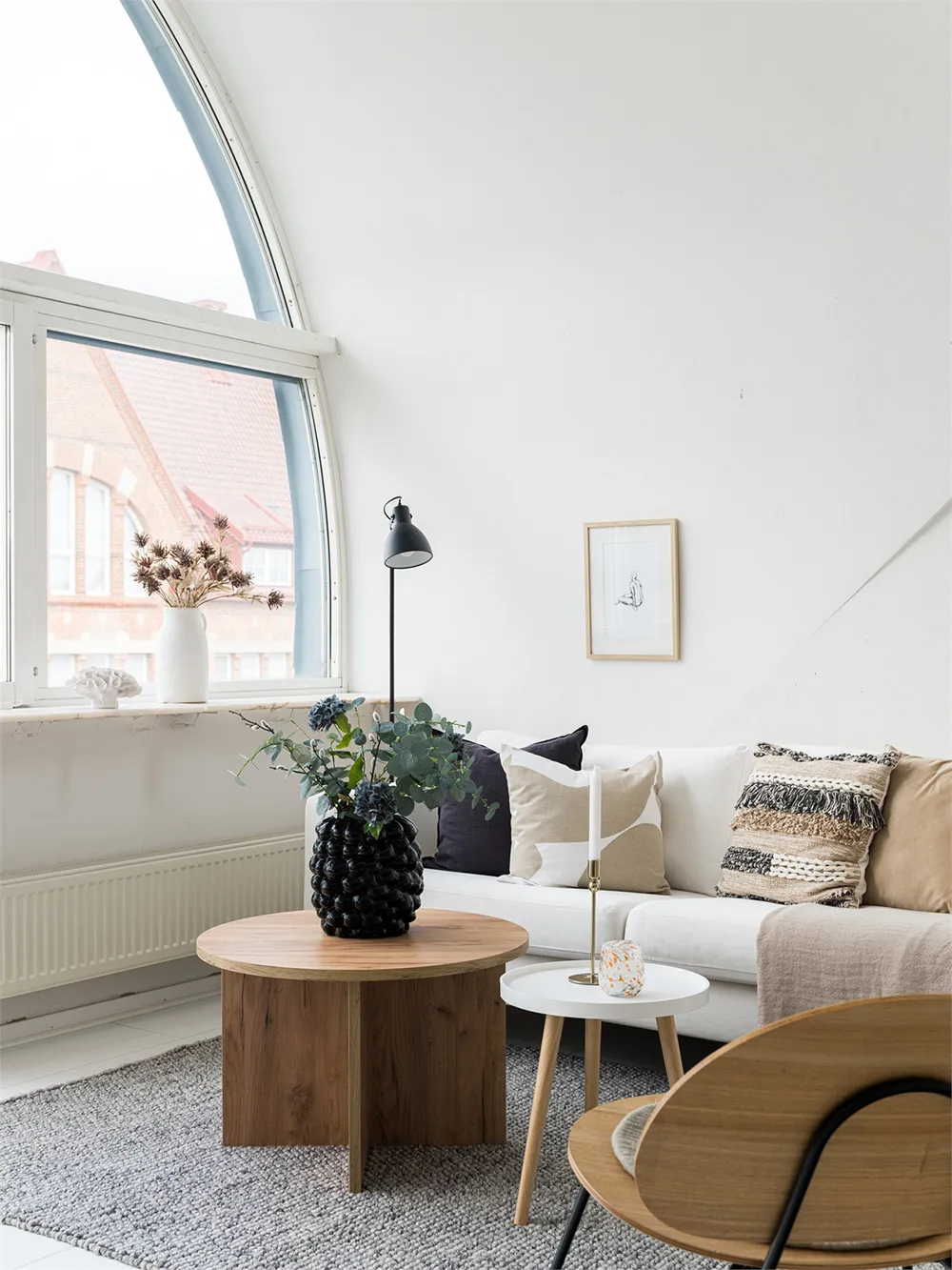 Biała mansardowa kwatera z arkowym oknem i rojalem - Gallery image 4