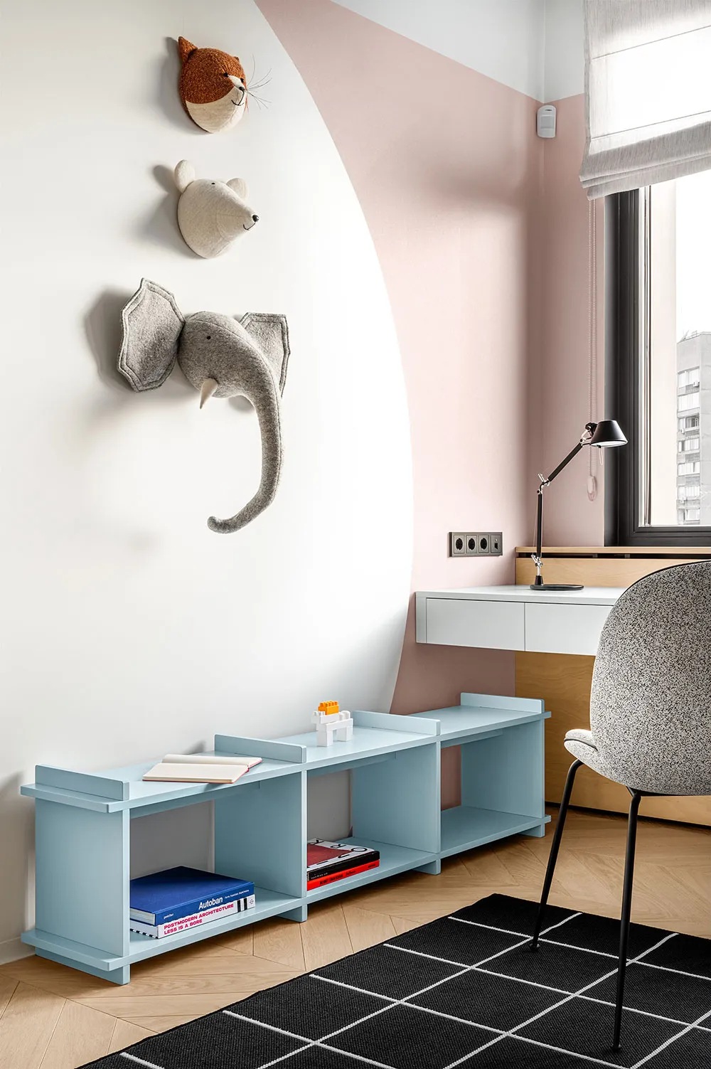 Minimalismus mit bunter Möbel: Wohnung in Kiew - Gallery image 35