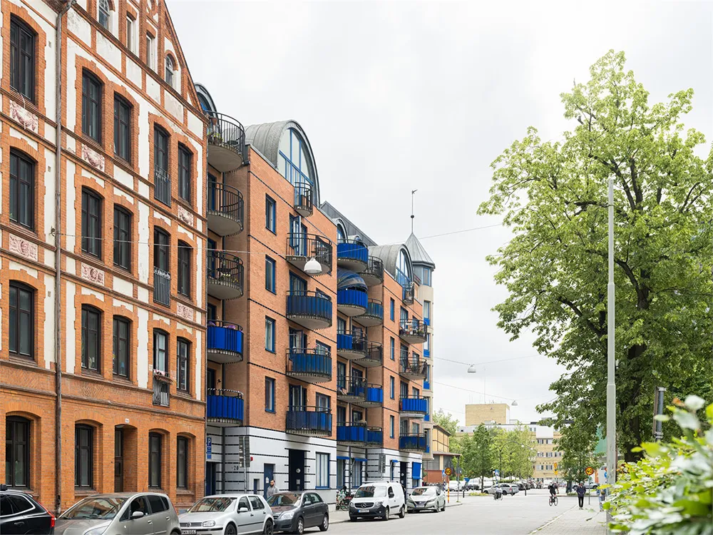 Biała mansardowa kwatera z arkowym oknem i rojalem - Gallery image 24