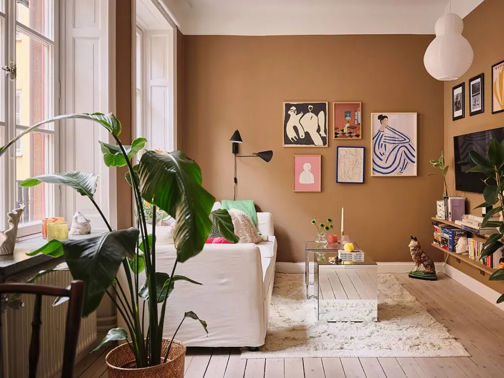 Красивые оттенки коричневого, желтого и зеленого в дизайне шведской квартиры (32 кв. м) - Gallery image 1