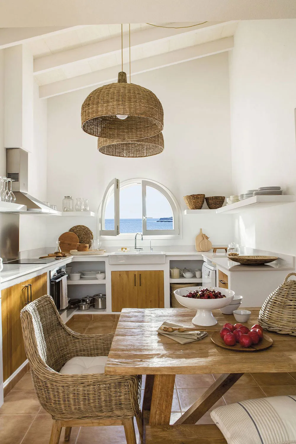 Interior blanco aireado de una casa pequeña frente al mar en España - Gallery image 4