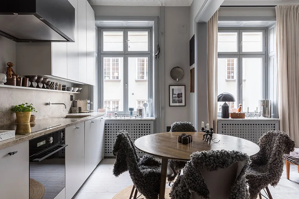 Style combiné de gris et beige dans l'interior d'une appartement à Stockholm (72 m²) - Gallery image 4