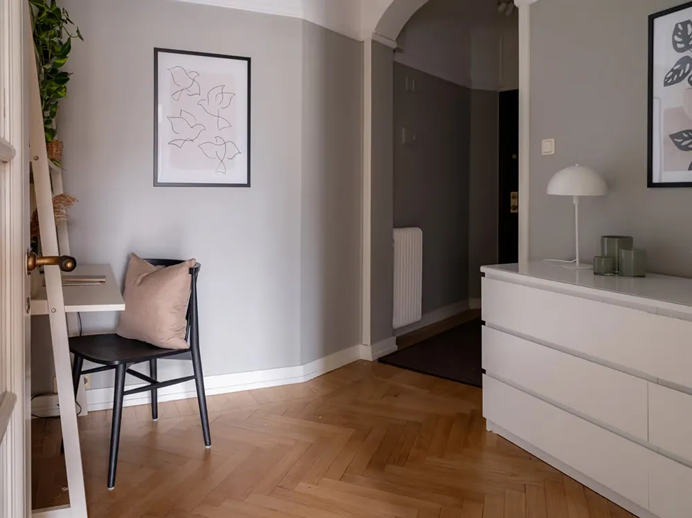 Estilo moderno apartamento pequeño con sofá de cuero y cama en armario (38 m²) - Gallery image 6