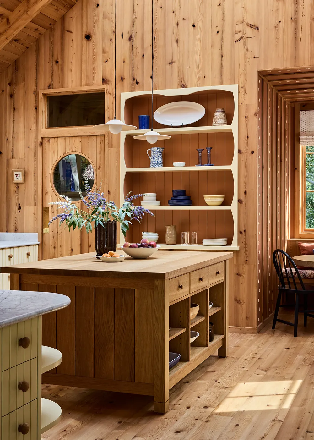 天然の木材を使えば決して過剰にはなりません。アメリカにあるこの美しいコテージも、その良さが存分に発揮されています。 - Gallery image 3