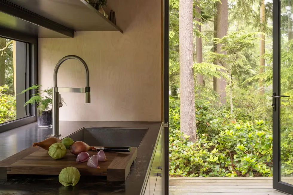 Kleines modulares Haus im Wald mit korridoren ohne wände - Gallery image 5