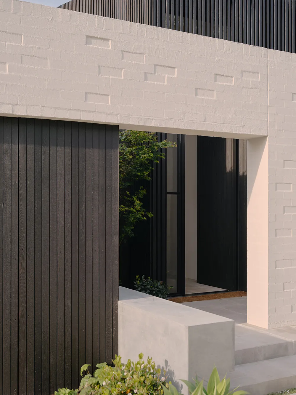 Черная кухня как стильный акцент в современном интерьере в Мельбурне - Gallery image 15