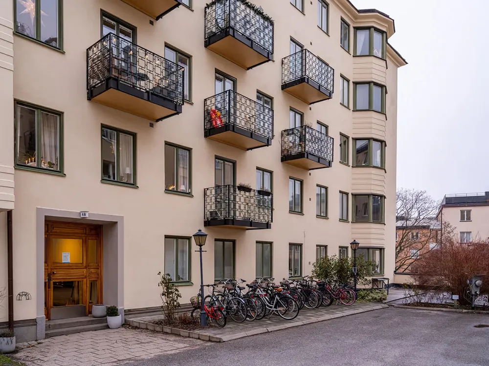 Estilo moderno apartamento pequeño con sofá de cuero y cama en armario (38 m²) - Gallery image 10