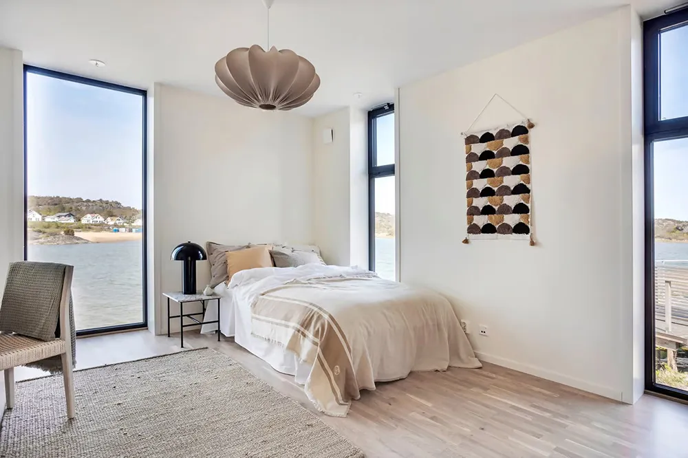 Modern Scandinavian Cottage by the Water - 14