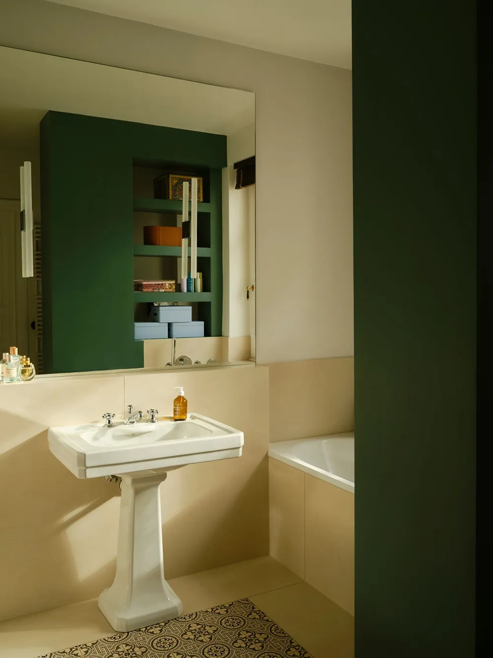 Intérieur audacieux avec un décor inhabituel pour une mannequin à Berlin - Gallery image 12