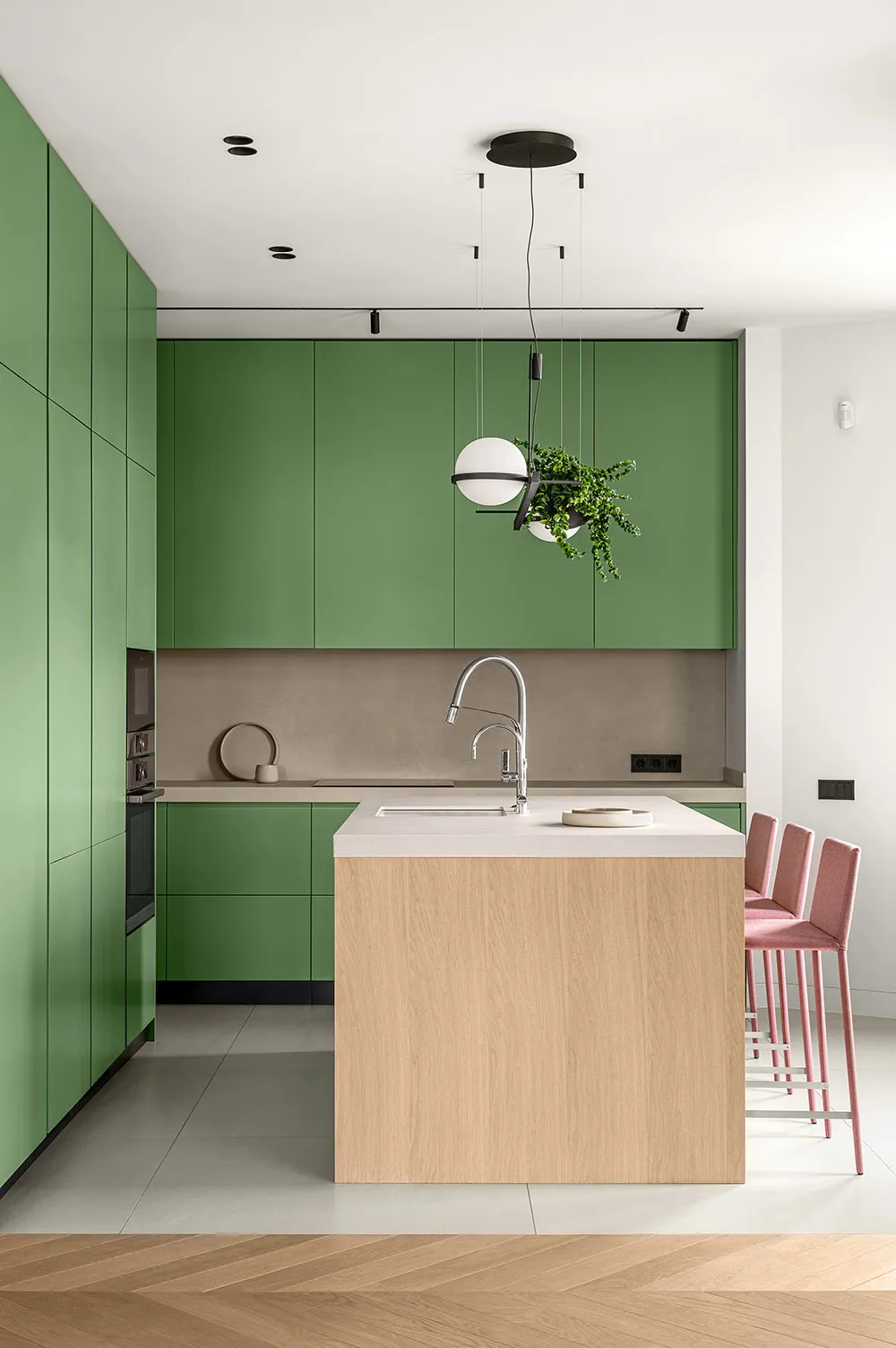 Minimalismus mit bunter Möbel: Wohnung in Kiew - Gallery image 7