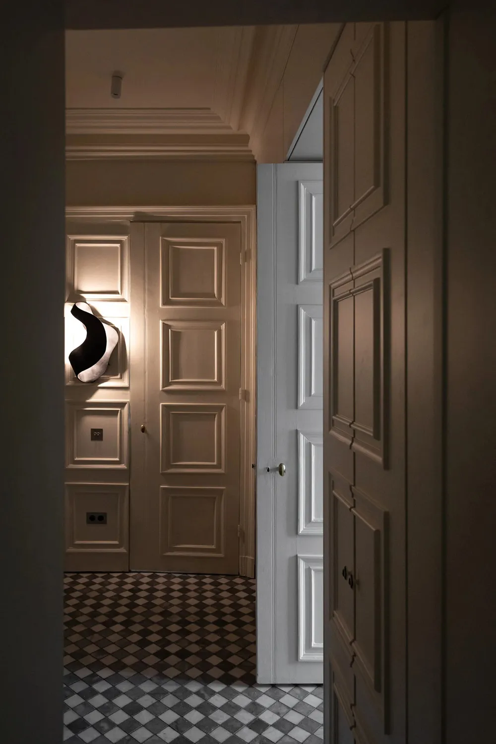 Art, Classic and Modern Design: A Splendid Apartment in Paris - Gallery image 26