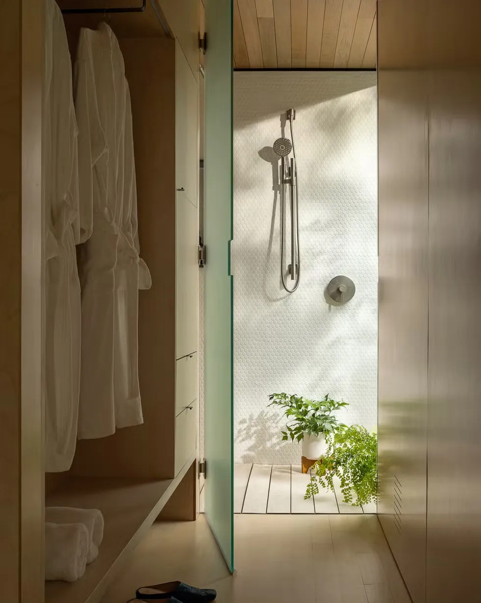 Kleines modulares Haus im Wald mit korridoren ohne wände - Gallery image 9