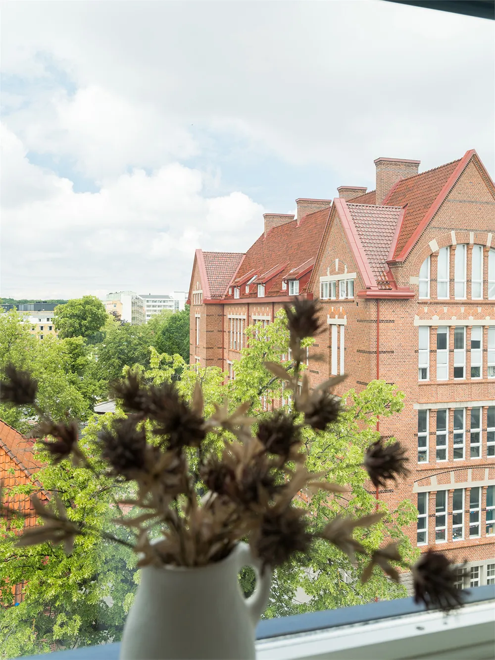 Biała mansardowa kwatera z arkowym oknem i rojalem - Gallery image 23