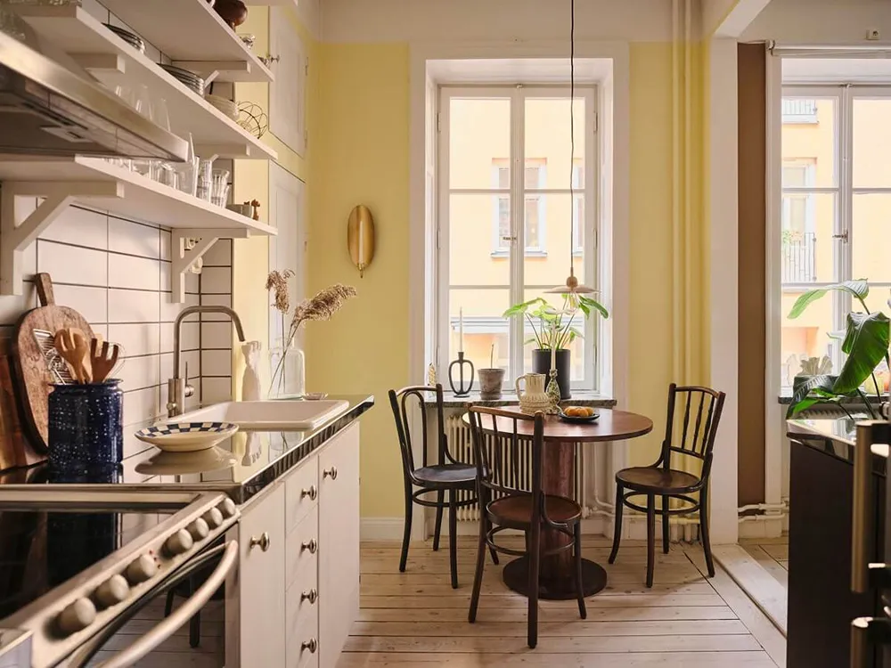 Красивые оттенки коричневого, желтого и зеленого в дизайне шведской квартиры (32 кв. м) - Gallery image 7
