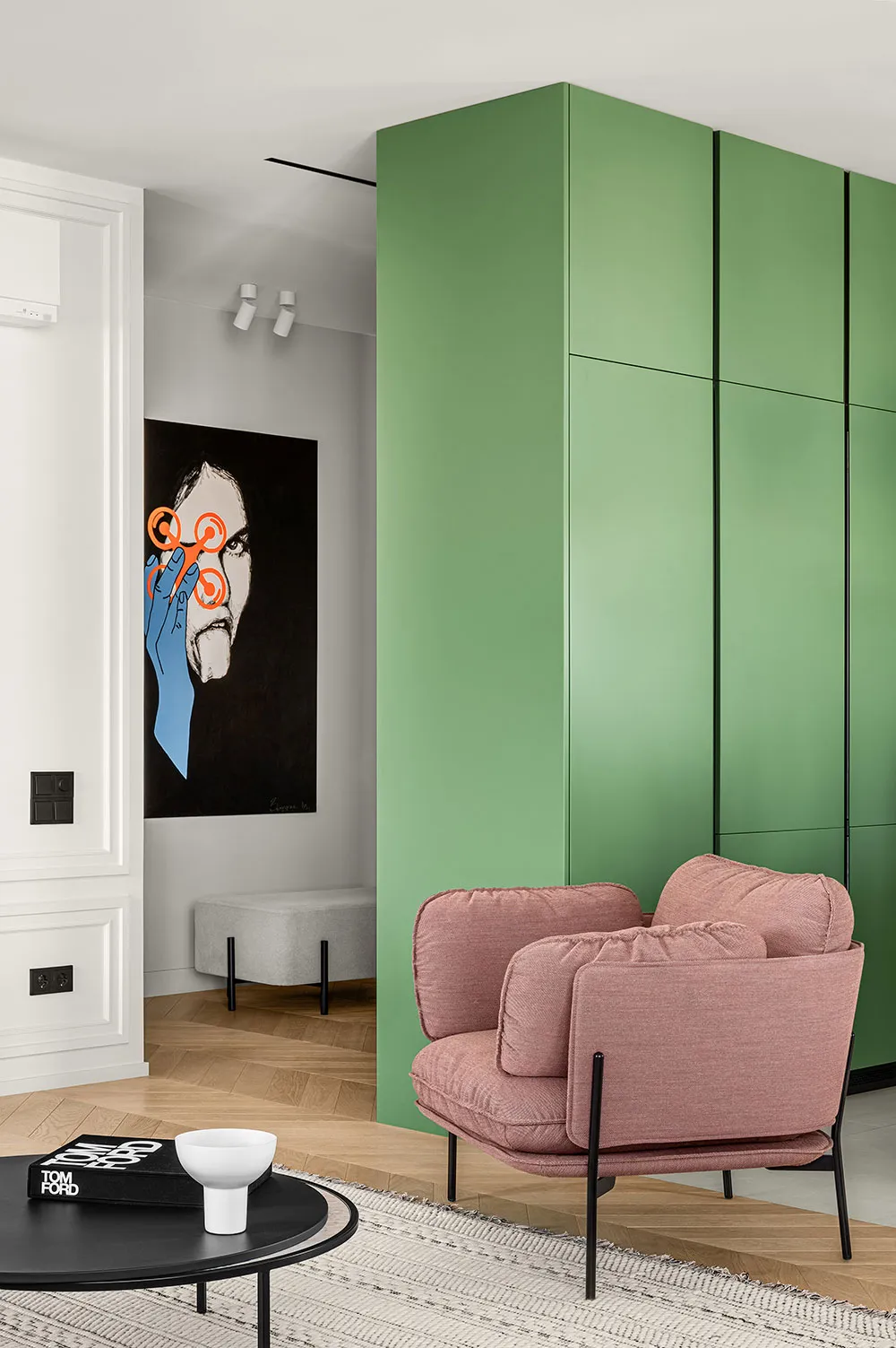 Minimalismus mit bunter Möbel: Wohnung in Kiew - Gallery image 4