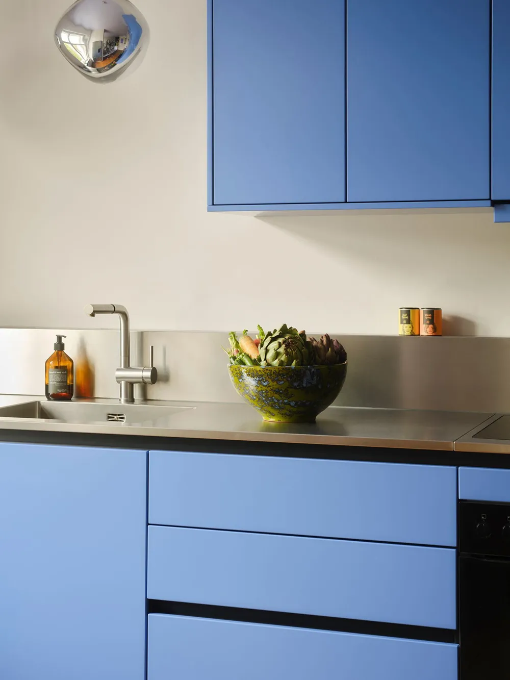 Intérieur audacieux avec un décor inhabituel pour une mannequin à Berlin - Gallery image 13