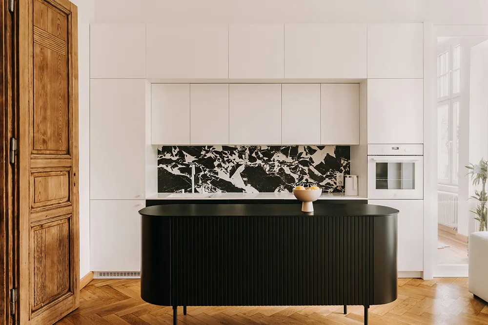 Vintage Doors and Stylish Design: Elegant Interior in Wrocław - Gallery image 3