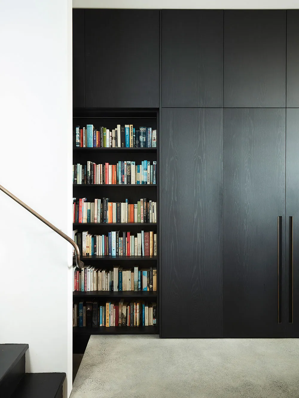 Estilosos interiores blanco y negro en casa histórica de Sídney - Gallery image 9