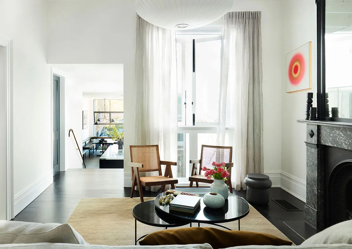 Estilosos interiores blanco y negro en casa histórica de Sídney - Gallery image 5