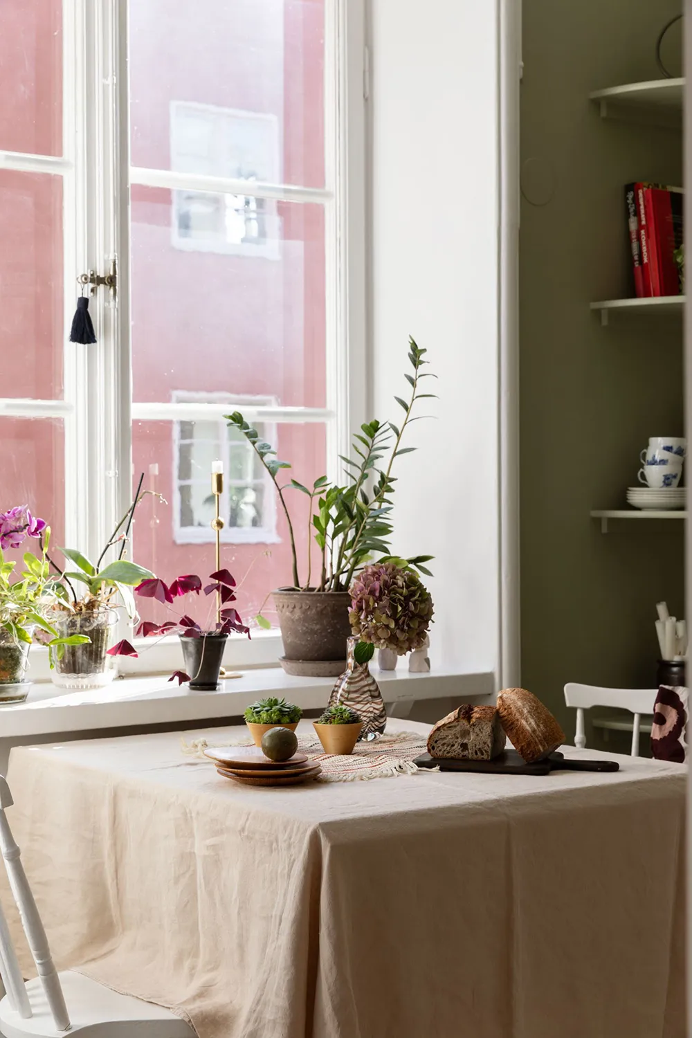 Śmiałe kolory i jesienne nastrój: mały mieszkanie w Sztokholmie (32 m²) - Gallery image 14