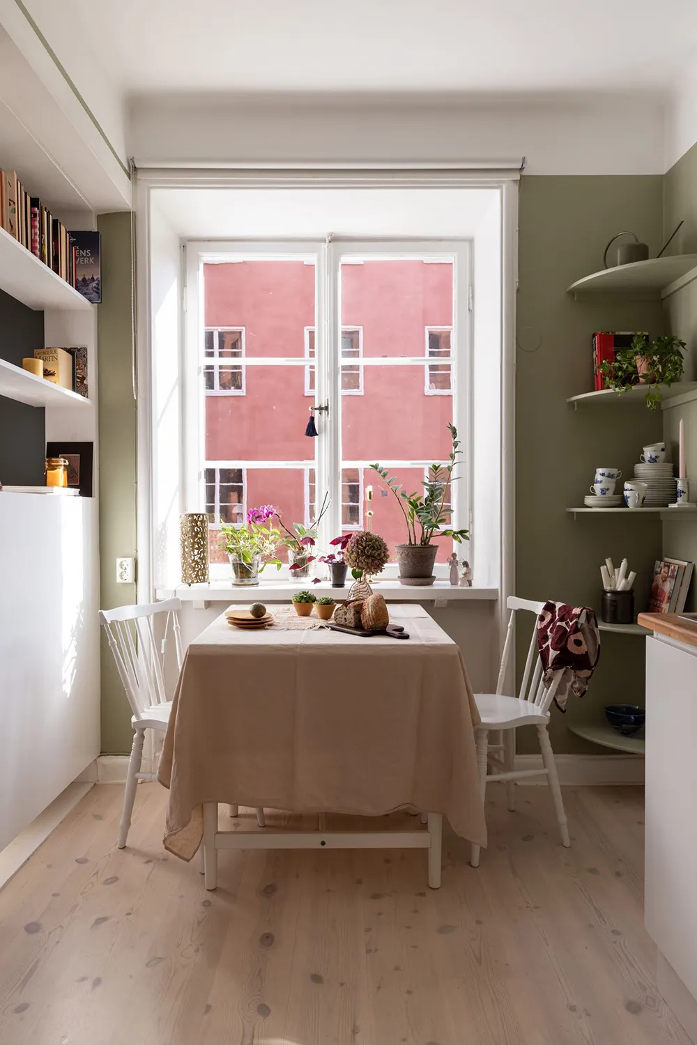 Śmiałe kolory i jesienne nastrój: mały mieszkanie w Sztokholmie (32 m²) - Gallery image 13