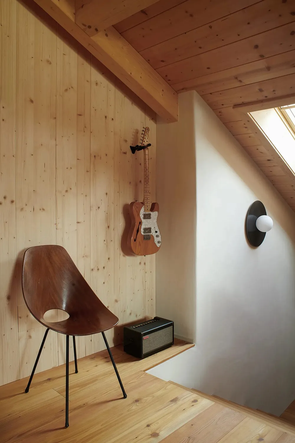 इटली में, अल्प्स पर्वतमाला के पास स्थित एक आरामदायक एवं आधुनिक इनटीरियर। - Gallery image 11