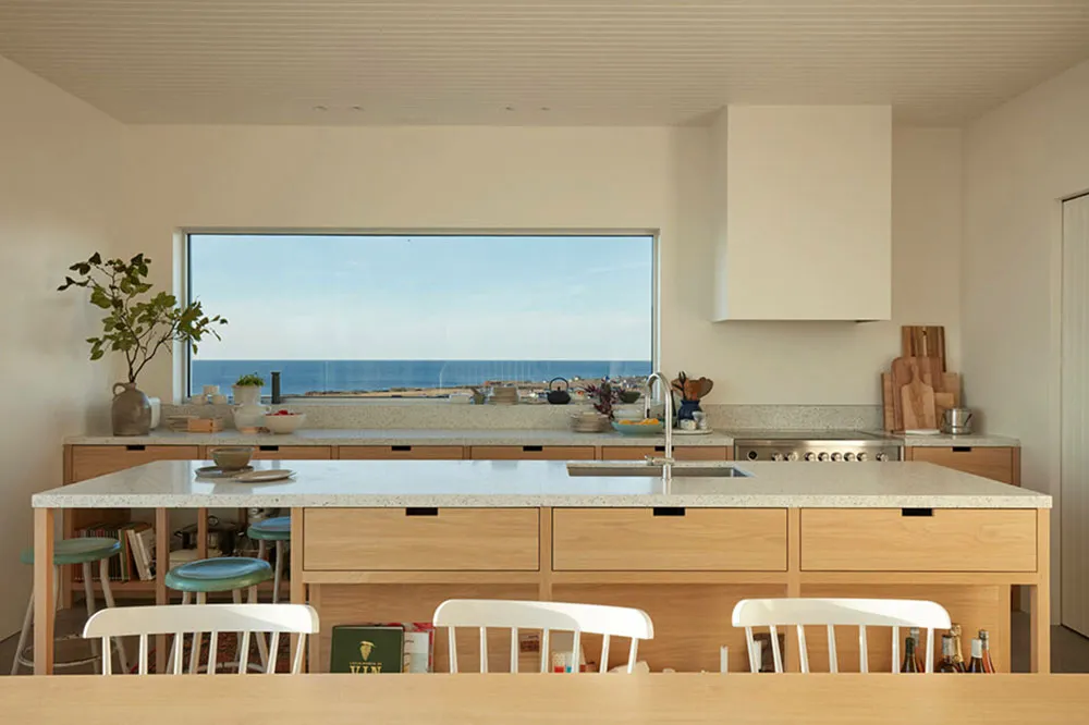 Светлый современный дом отдыха с панорамными видами в Канаде - Gallery image 9