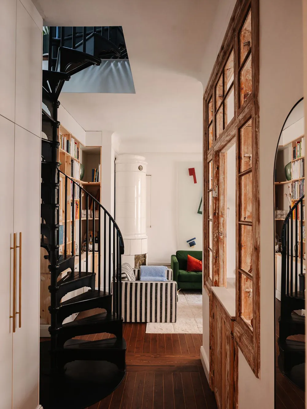 Eklektrischer Interieur einer kleinen skandinavischen Wohnung (63 qm) - Gallery image 1